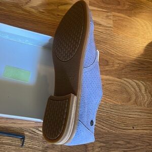 New with out tag. Size 10 Aiden Clever women hush puppies. Powder blue suede.